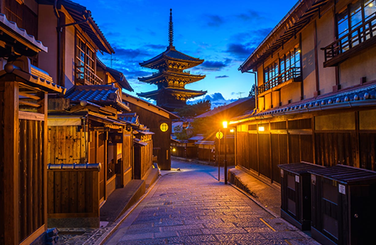 京都祇園の夕方の街並み